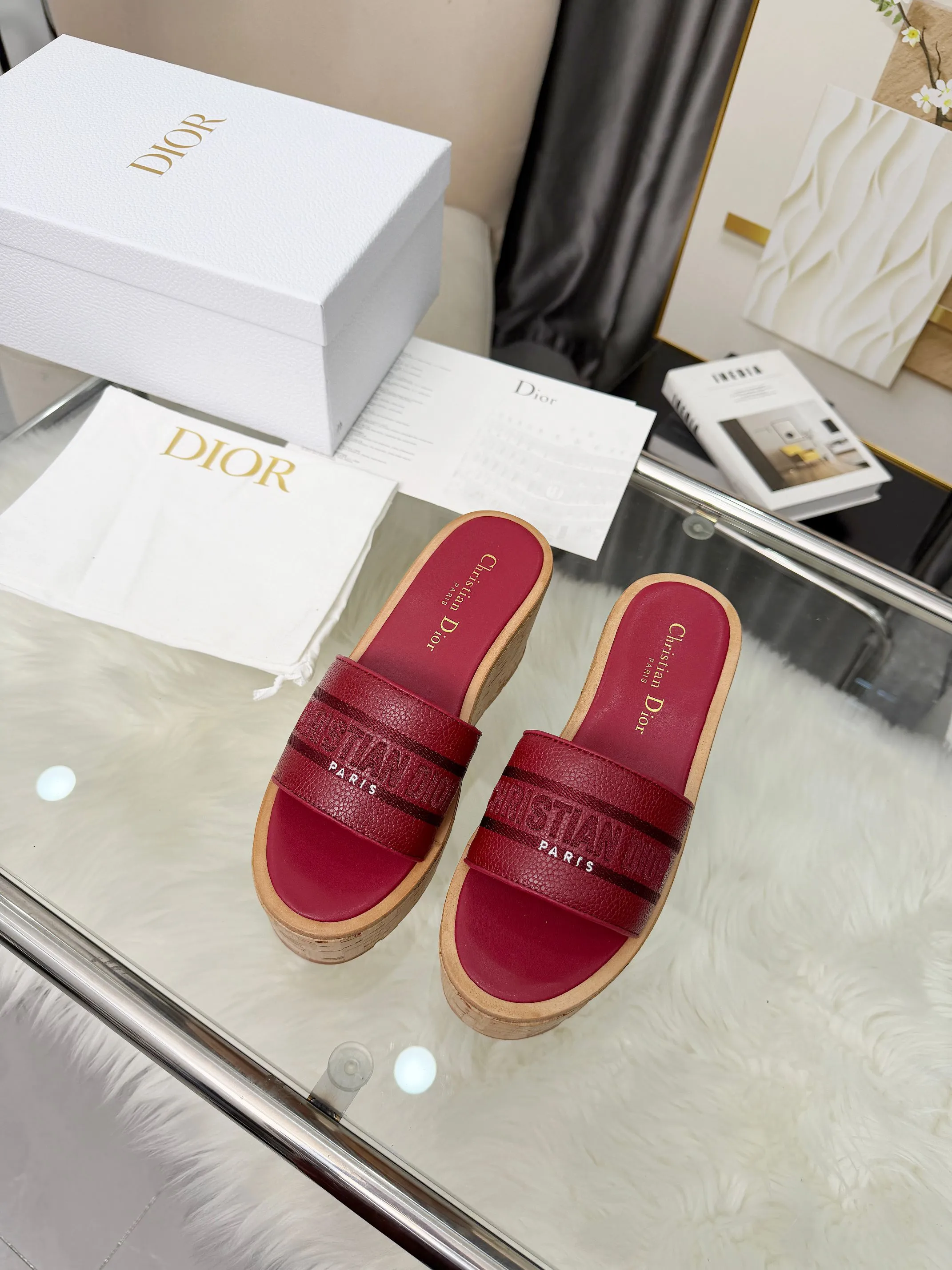 👟👟Ex-factory price 440👟👟 Dior Dior〰️Dway thick-soled wedge sandals✔️This thick-soled sandal is fashionable, casual and highly recognizable. The inspiration is cleverly combined by D's main designer into the perfect shoe shape. Paired with brand buckles, it is even more fashionable! Original version, perfect and exquisite workmanship!  Upper: pebbled leather + electric show code number; 35-39 (40-41 customized)